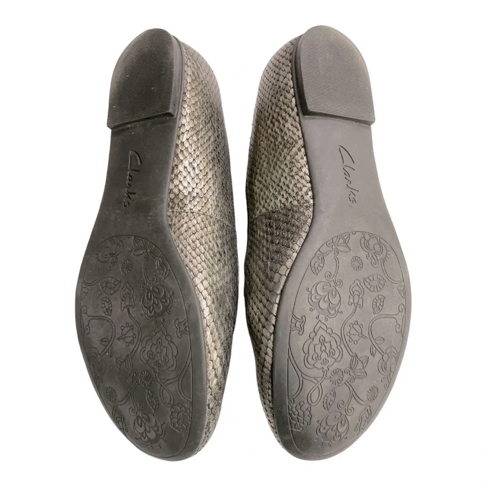 Clarks Women's Valley Lounge Loafer Size 9M Flat Shoe Metallic Pewter Snakeskin